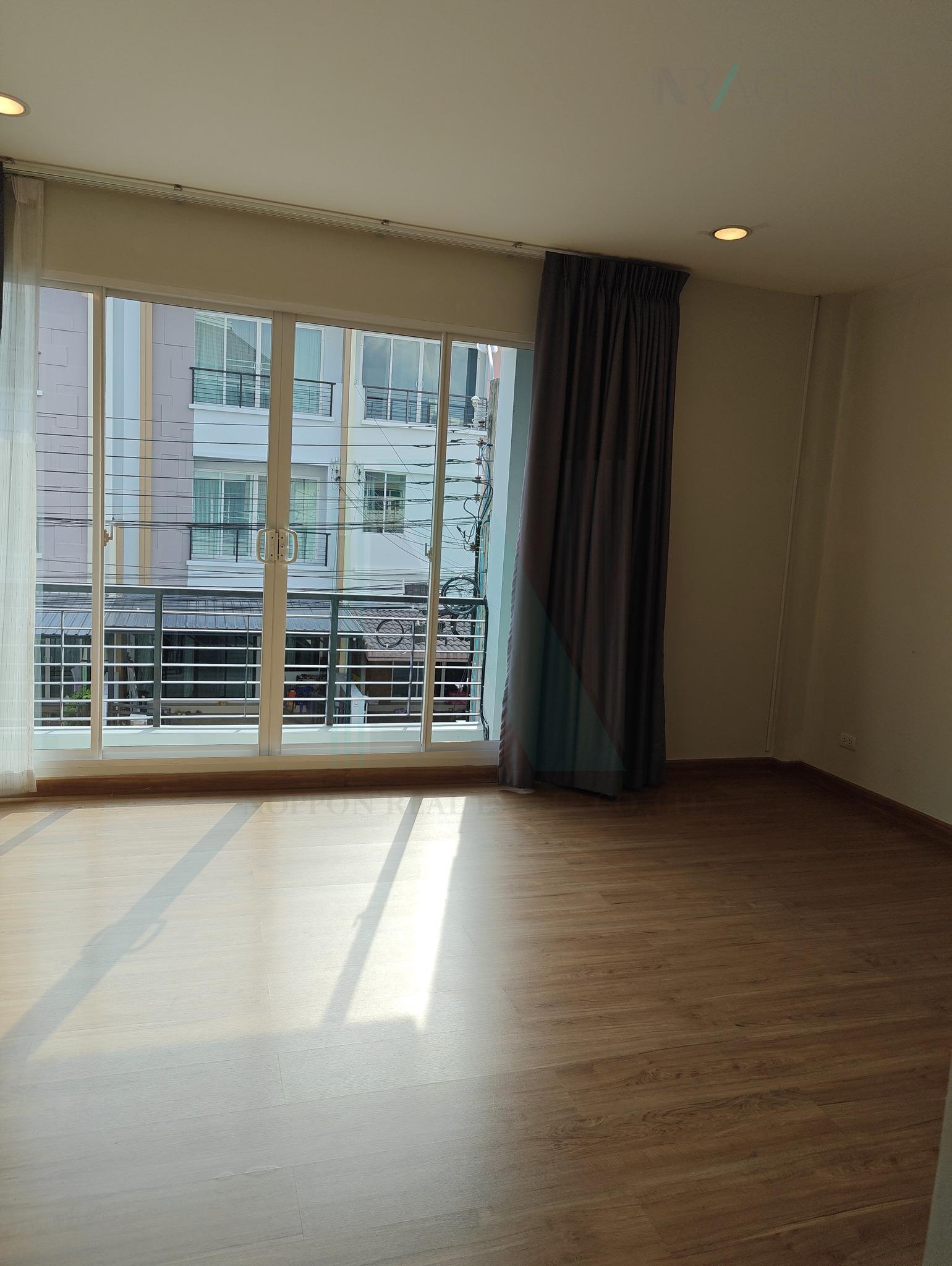 3-bed townhouse for sale, 200 sqm, 21 sq wah, Baan Klang Muang Ladprao 71
