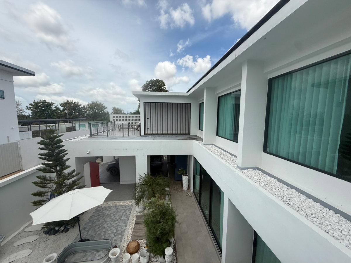 รูป บ้านส่วนตัว🏠มีสระว่ายน้ำในตัวบ้าน ขนาด 168 ตรม. 5ห้องนอน 5 ห้องน้ำ มีห้องเก็บของ ระบบมีรีโมท มีกล้องงวจรปิด ใกล้อ่างมาบประชัน - รูปที่ 2/44