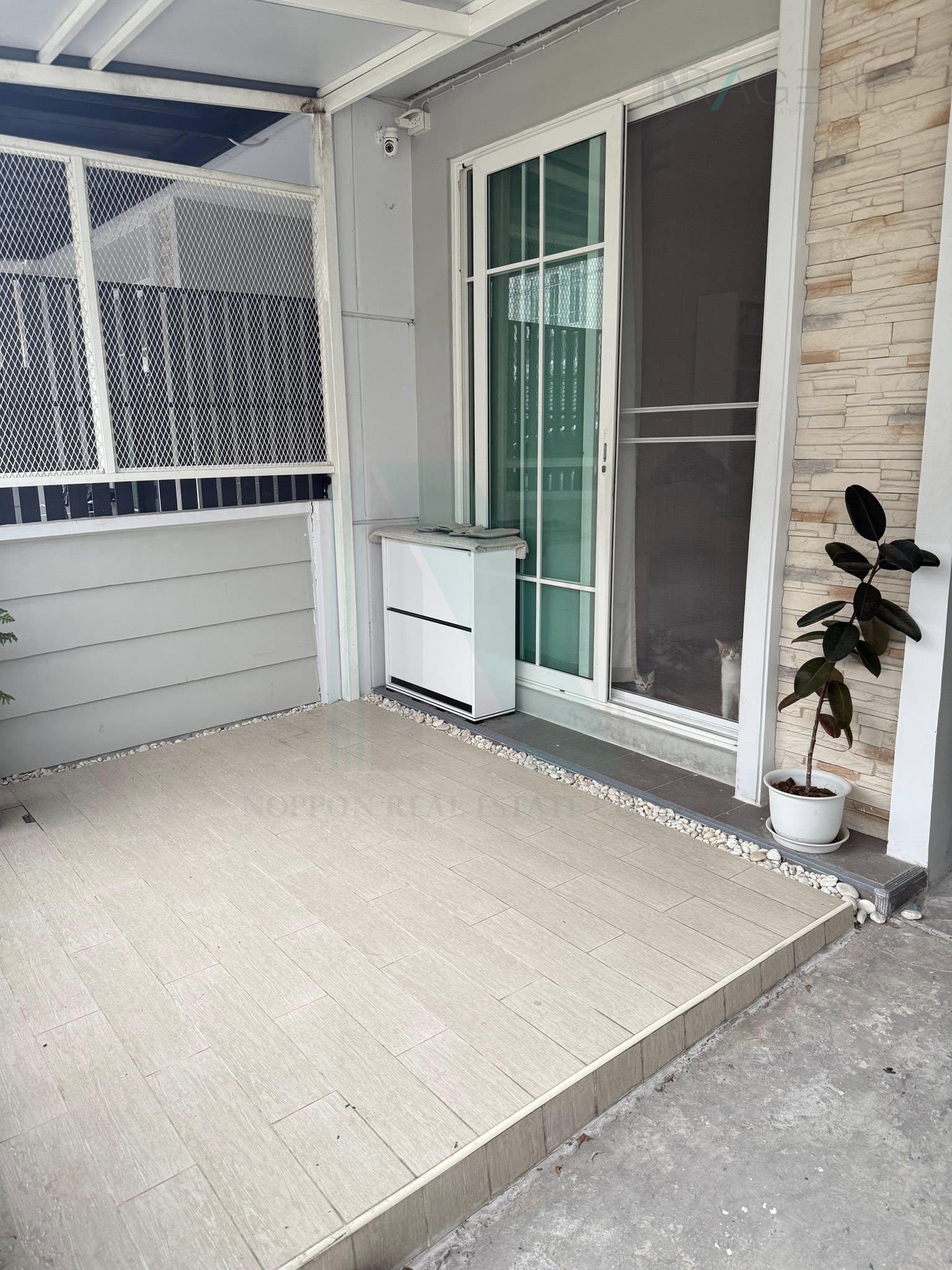 3-bed townhouse for sale, 102 sqm, 17 sq wah, Golden Town Ramintra - Wongwaen