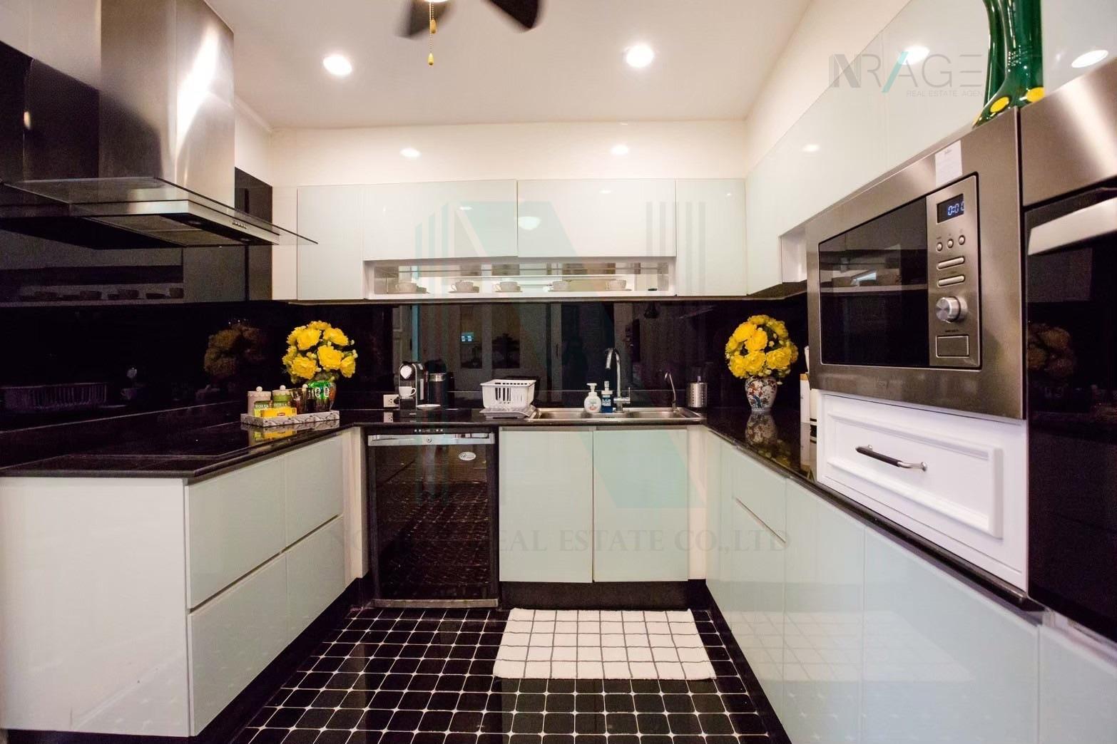 ให้เช่าทาวน์โฮม 4 ห้องนอน 230 ตร.ม. 24 ตร.ว. คริสตัล วิลล์