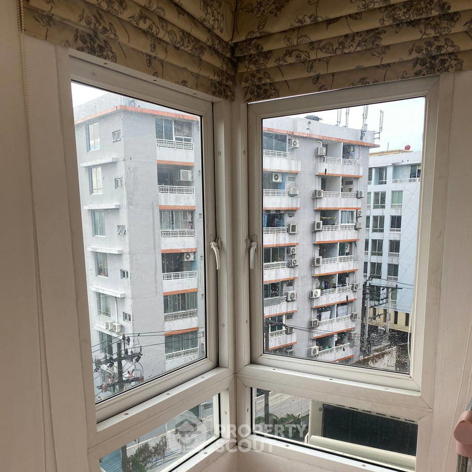 picture 2-BR Condo at Happy Condo Ratchada 18 near MRT Huai Khwang (ID 423596) - 2/4