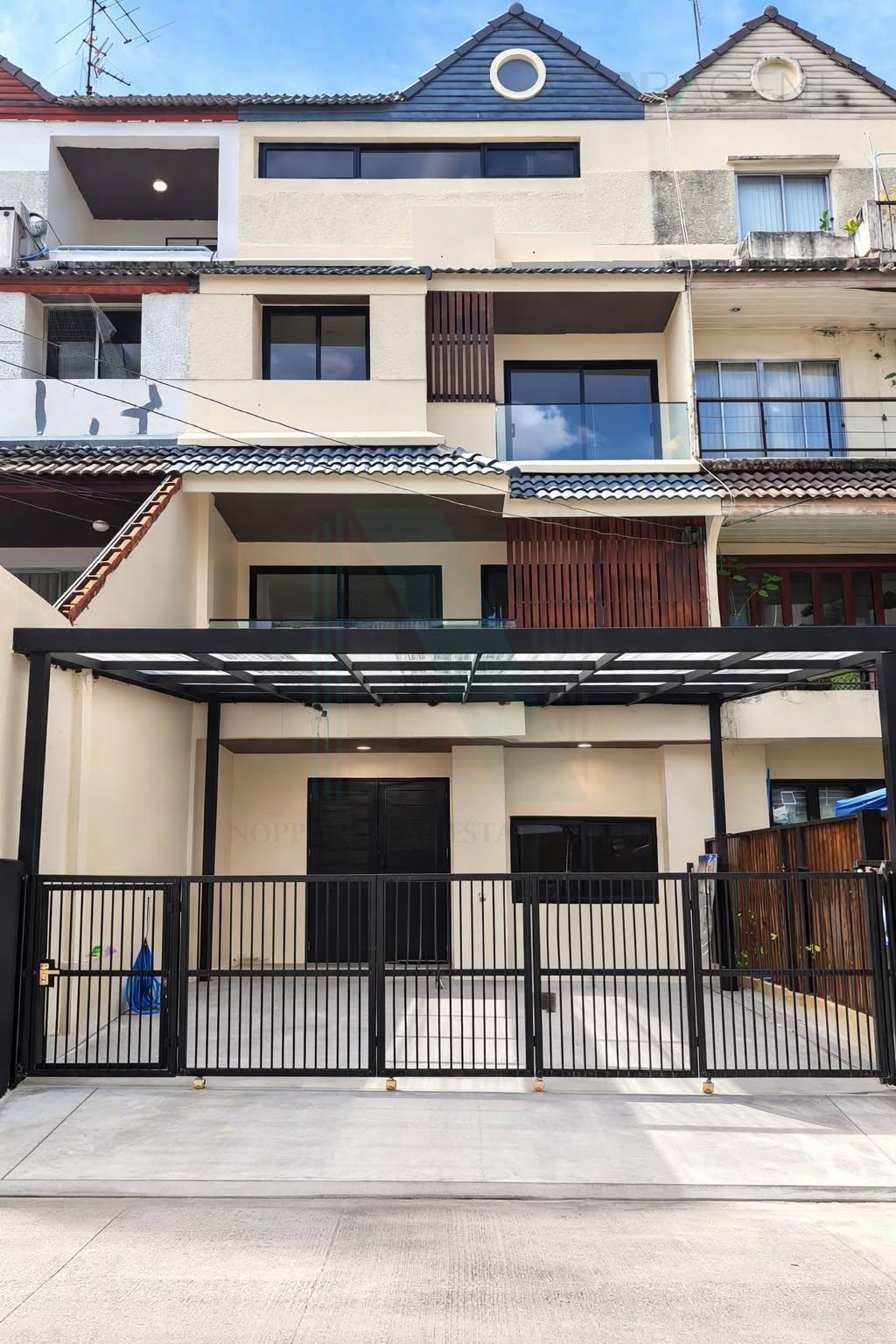 ขายทาวน์โฮม 4 ห้องนอน 300 ตร.ม. 32 ตร.ว. วราธรวิลล์ พัฒนาการ 44