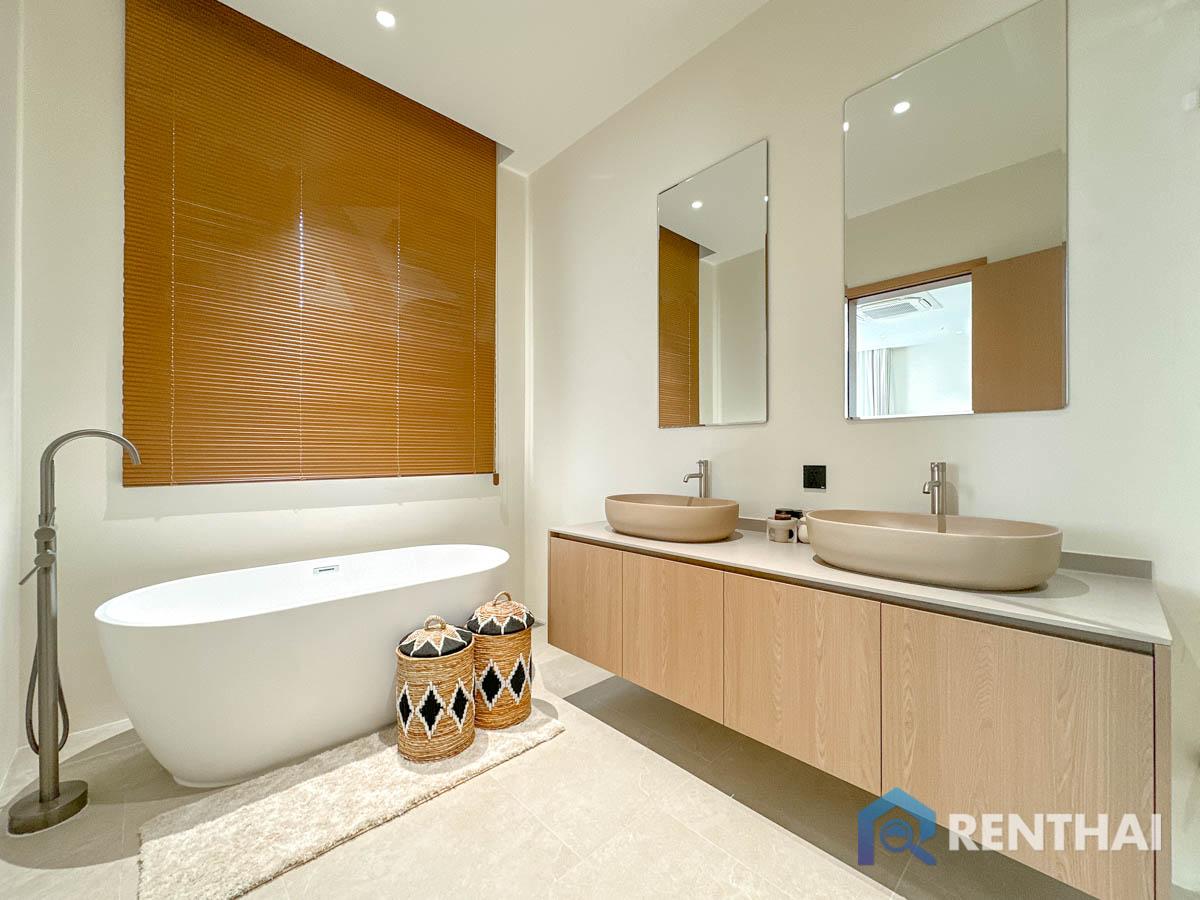 picture Modern Tropical 2-Storey Home in Bangjo, Phuket. - 15/25
