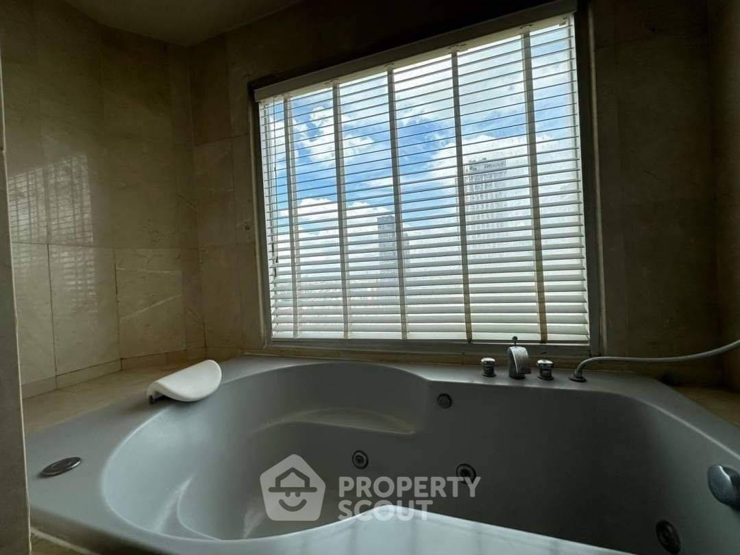 picture 40m To BTS National Stadium | 4-BR Baan Kasemsan 1 Condo (ID 1836771) - 4/11