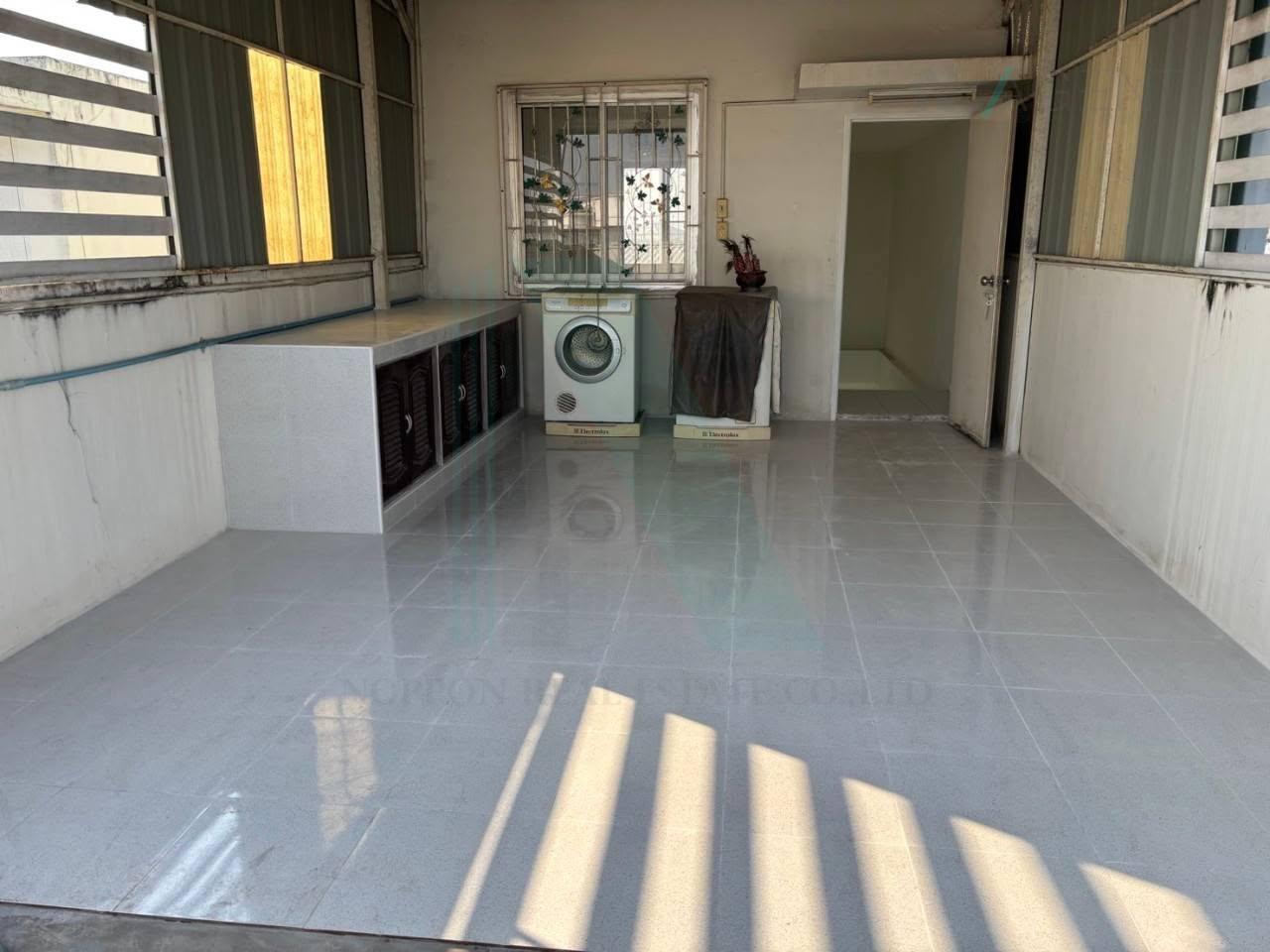 5-bed townhouse for sale, 304 sqm, 20 sq wah, Townplus Prachauthit