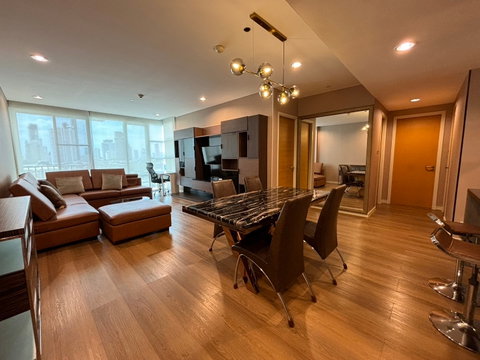 FOR RENT | Fullerton Sukhumvit ✨🐱🐶
🏙️ Luxury 2-Bedroom Residence | Spacious 105 sq.m.