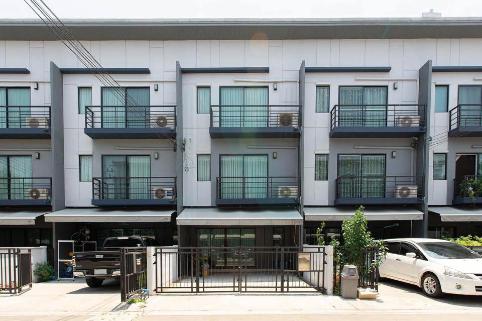 3-bed townhouse for sale, 145 sqm, 18 sq wah, Baan Klang Muang Rama 9 - On Nut
