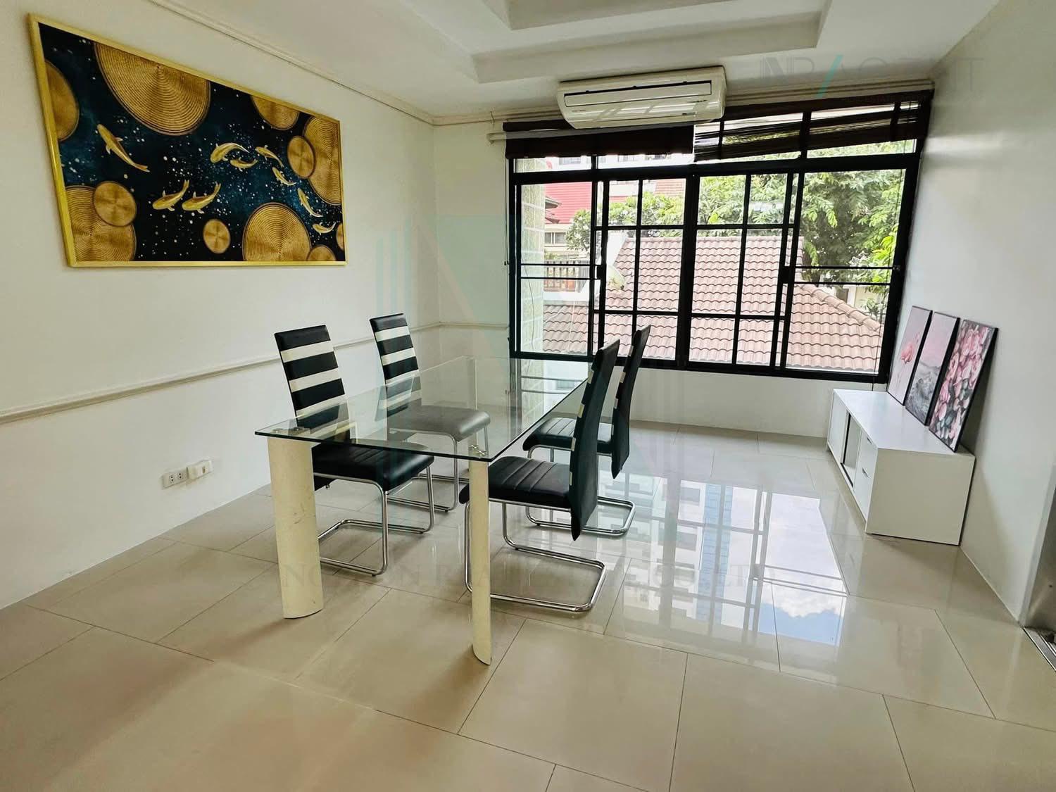 4-bed townhouse for rent, 350 sqm, 33 sq wah, Chicha Castle