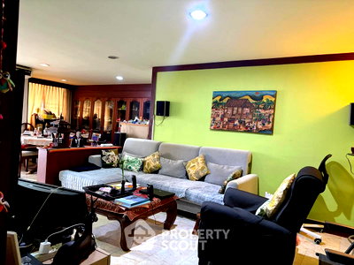 Condos for sale : 2-BR Condo For Sale, D.S. Tower 2 Sukhumvit 39 Near MRT Sukhumvit (ID 3356461)
