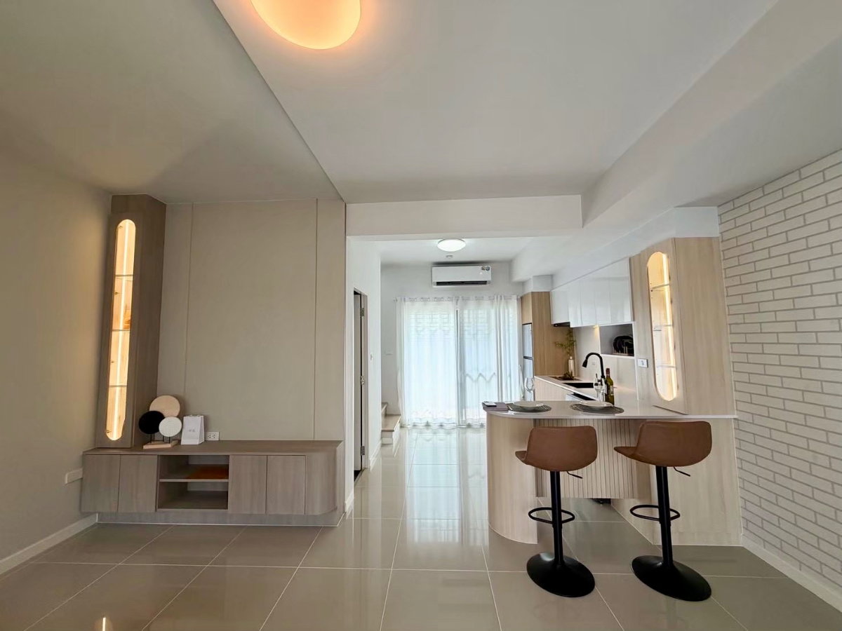 รูป 🏡 ขายทาวน์โฮม ** ราคาพิเศษ ** หลังใหม่ ตกแต่งพร้อมเฟอร์นิเจอร์ใหม่ครบชุด ในโครงการคุณภาพ สิ่งแวดล้อมดีมาก เดินทางสะดวก - รูปที่ 7/13