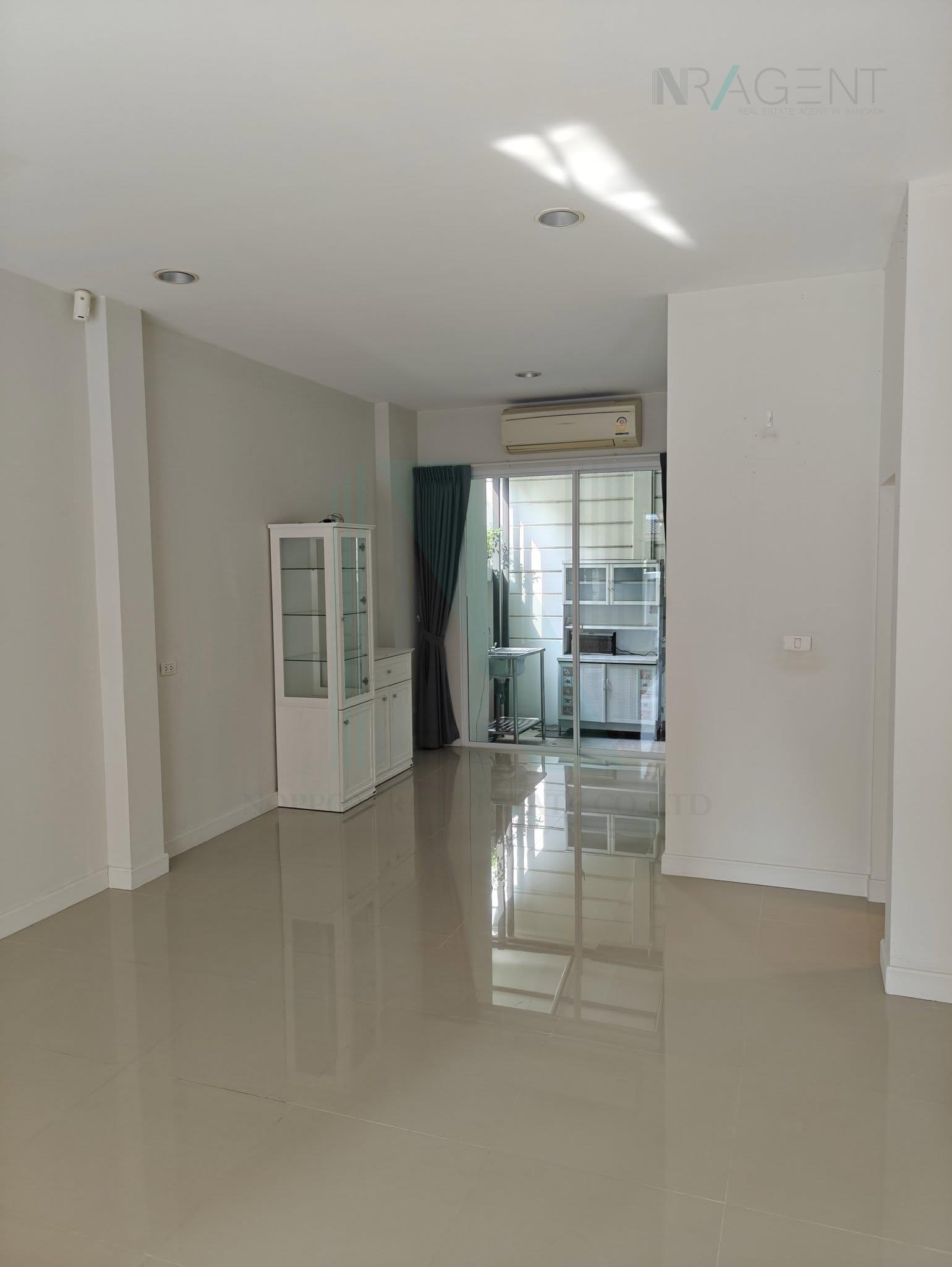 3-bed townhouse for sale, 200 sqm, 21 sq wah, Baan Klang Muang Ladprao 71