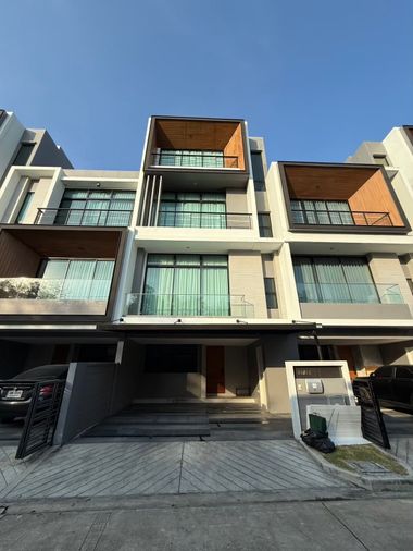 ให้เช่าทาวน์โฮม 3 ห้องนอน 230 ตร.ม. 21.2 ตร.ว. เนอวานา ดีฟายน์ ศรีนครินทร์ - พระราม 9