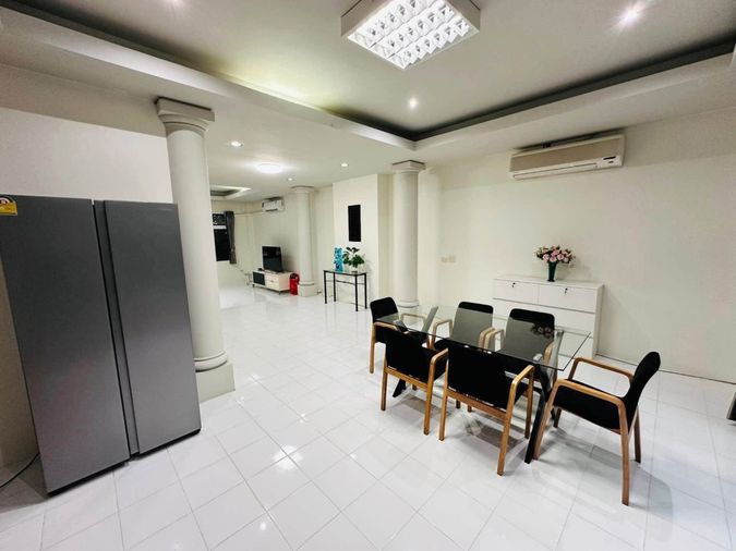 4-bed townhouse for rent, 350 sqm, 33 sq wah, Watthana