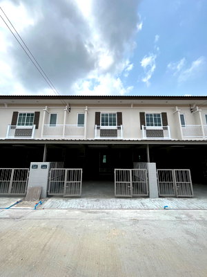 Townhouses for sale Chonburi : Houses for Sale  : Discover a selection of single houses, semi-detached houses and townhomes, 