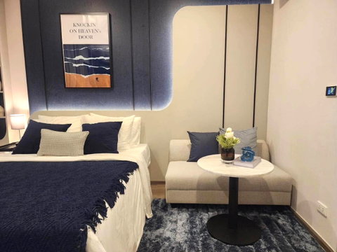  💥 [ 𝐏-𝟏𝟑𝟕𝟗𝟑𝟑 ] FOR RENT : SOHO Bangkok Ratchada Simplex layout! near MRT Huai Khwang 𝟐𝟒,𝟎𝟎𝟎 THB/mo. | Line @easycondoplus | 099-229-6397