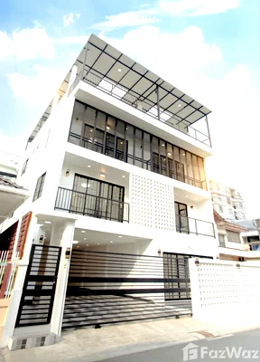 Townhouses for sale Bangkok : 7 Bedroom Townhouse for sale in Sam Sen Nok, Bangkok  6823257