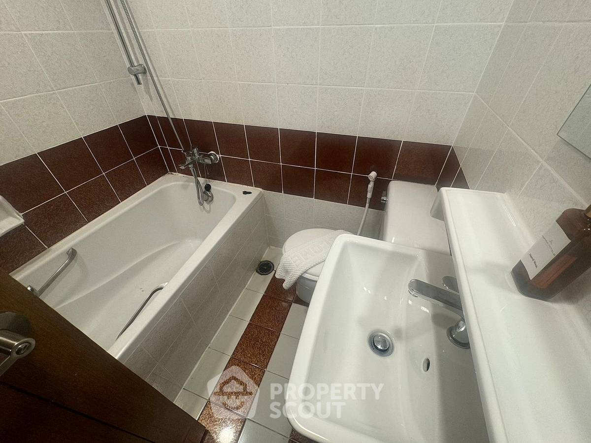 picture Pet-Friendly 2-BR At United Tower Thong Lor Near BTS Thong Lor (ID 2009532) - 10/21