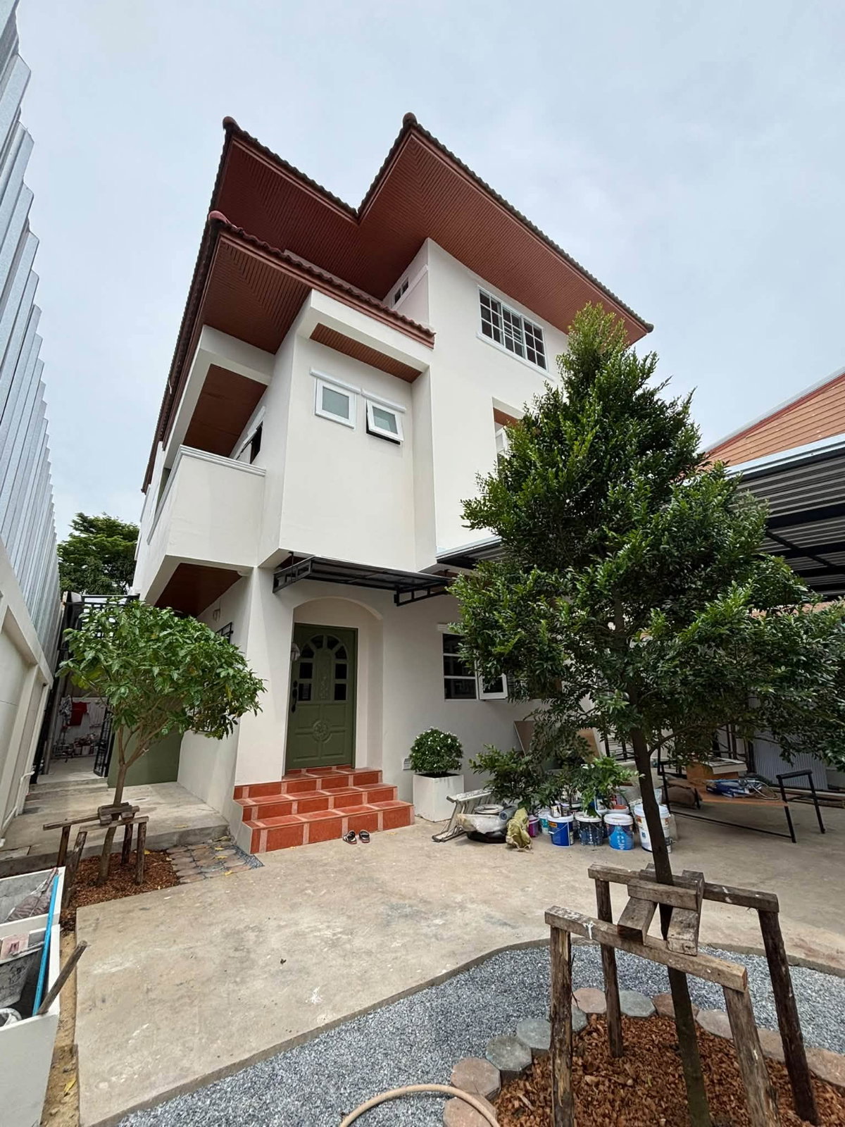 #HHR206 ให้เช่าบ้านเดี่ยว 3 ชั้น 240 ตร.ม. 5 ห้องนอน 📍 550 เมตร ถึง BTS ปุณณวิถี