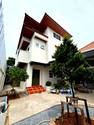 เช่าบ้านเดี่ยว วิทยาลัยพณิชยการบางนา : #HHR206 ให้เช่าบ้านเดี่ยว 3 ชั้น 240 ตร.ม. 5 ห้องนอน 📍 550 เมตร ถึง BTS ปุณณวิถี