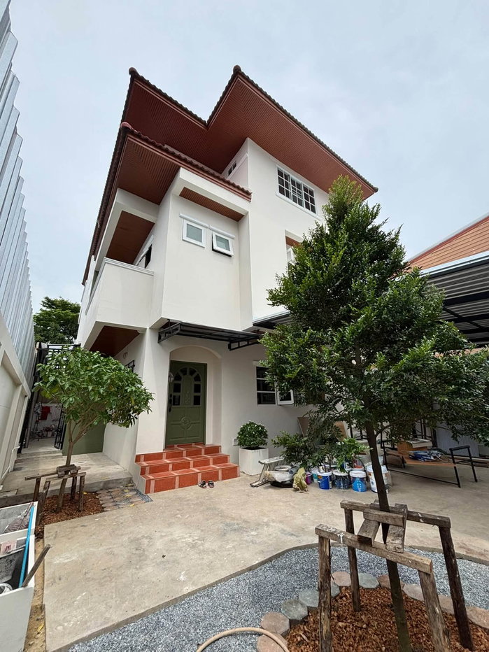 รูป #HHR206 ให้เช่าบ้านเดี่ยว 3 ชั้น 240 ตร.ม. 5 ห้องนอน 📍 550 เมตร ถึง BTS ปุณณวิถี - รูปที่ 1/15