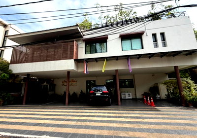 เช่าบ้านเดี่ยว ดิเอ็มโพเรี่ยม : ปล่อยเช่าบ้าน ศศิดา สุขุมวิท 24 unitC พื้นที่ใช้สอยกว้าง บ้านสวย จองด่วน