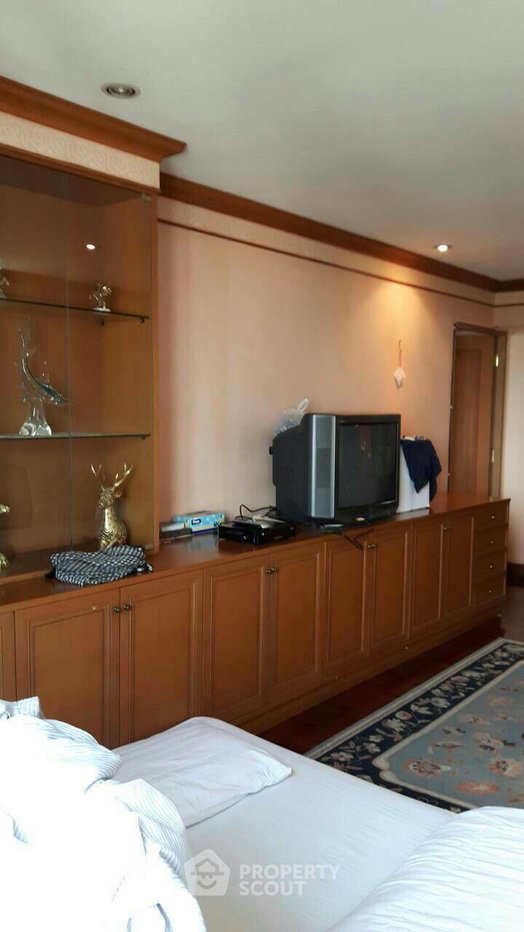 รูป คอนโด 1 ห้องนอน ชั้น 24 ที่ Omni Tower ใกล้ BTS นานา (ID 556558) - รูปที่ 2/7