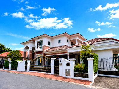 Houses for sale Lak Mueang Shrine, Pathum Thani : Luxury House for Sale at Ladawan Lagoon, Rangsit–Pathum Thani Land area: 248 square wah
