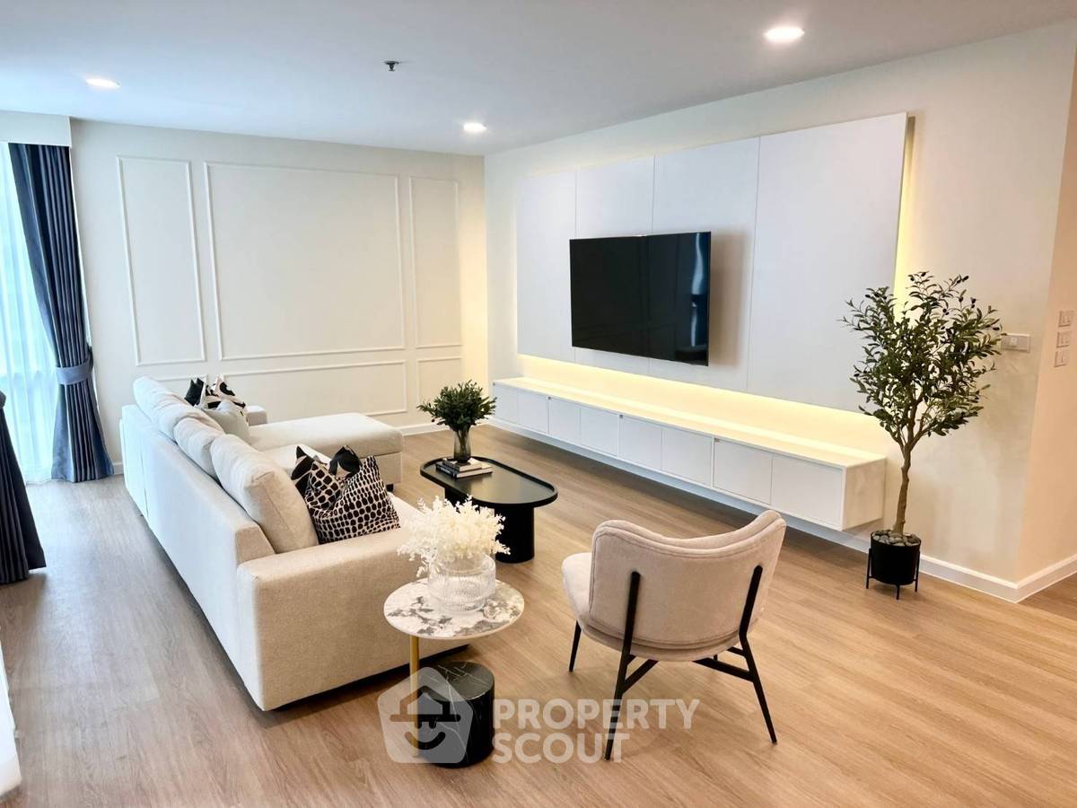 picture 16th-Floor 3-BR Grand Langsuan Condominium Near BTS Ratchadamri (ID 2069937) - 4/17