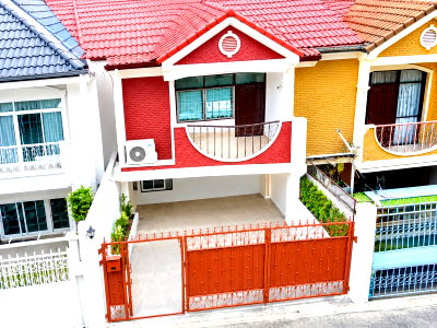 Townhouses for rent Bangkok : 			MRT BangPhlat 499m. Yanhee H 900m. CharanSanitwong71–83 2-story townhouse 2bed and 1 bath. It sits o          