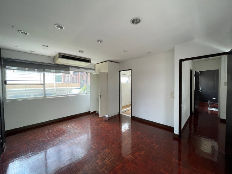 รูป ทาวน์เฮ้าส์ 3 ชั้น 4 ห้องนอน 3.5ห้องน้ำ ประมาณ 250 ตรม. ที่จอดรถในบ้าน 1 คัน หน้าบ้าน 1 คัน ในสุขุมวิท43 - รูปที่ 6/26