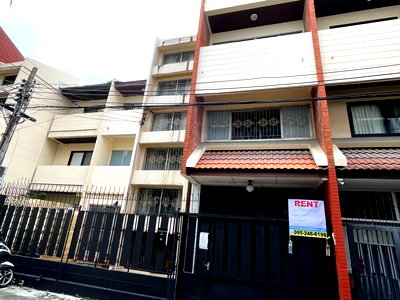 Townhouses for rent Sukhumvit Road : Townhouse 3 Floors with 4 bedrooms unfurnished for rent in Sukhumvit 43