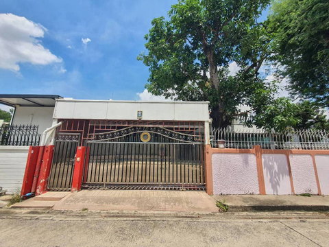 บ้านเดี่ยวสุขุมวิท 64  หลังมุม  ใกล้ BTS ปุณณวิถี 131 ตรว   220 ตรม  5 นอน 4  น้ำ  แขวงบางจาก เขตพระโขนง  ราคาคุยได้