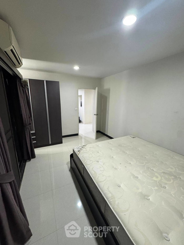 picture 2-BR Condo at Bodin Suite Home Condominium in Phlapphla (ID 2364424) - 2/12
