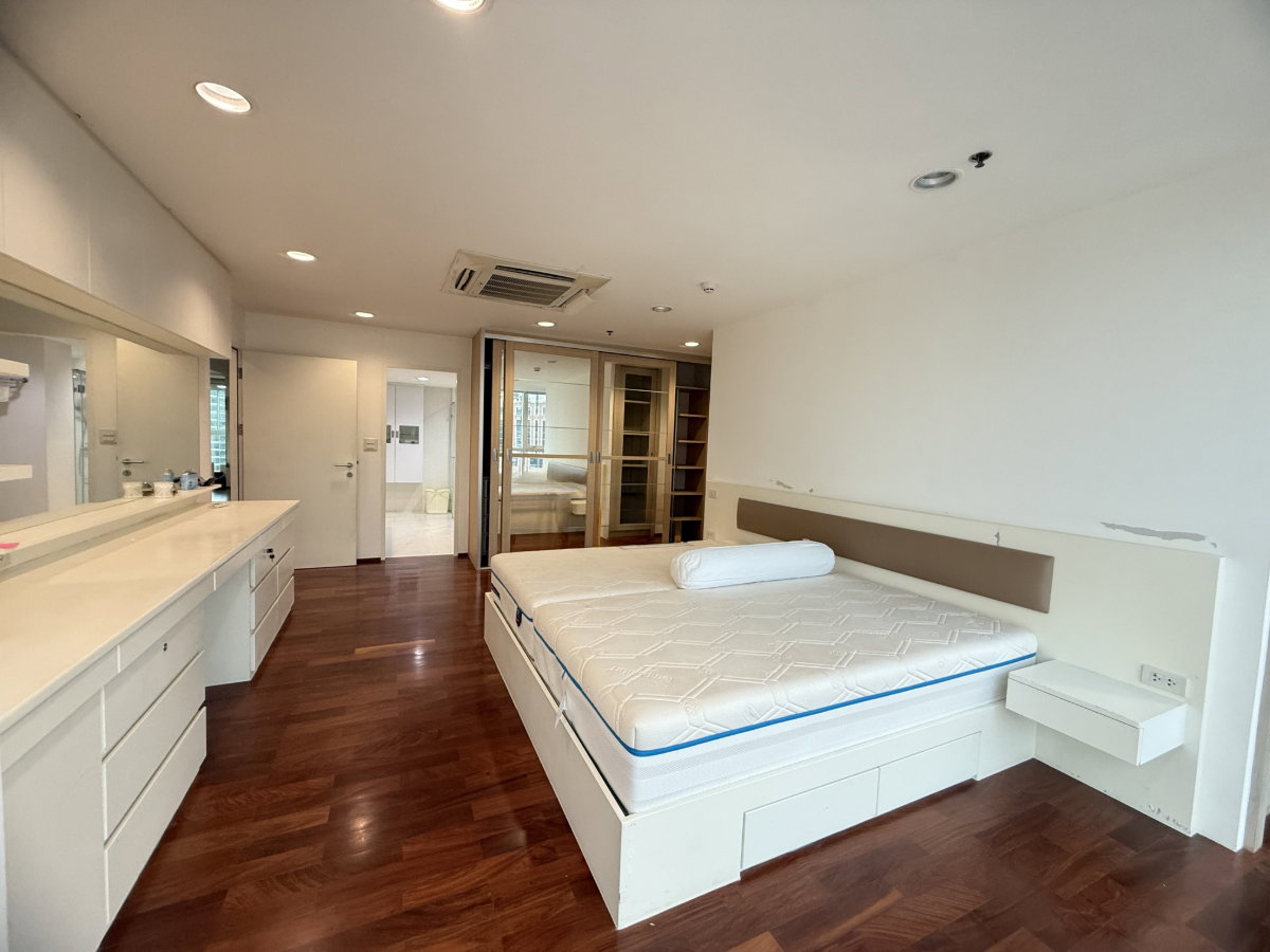 picture ✨ URBANA LANGSUAN | Spacious 3-Bed City Residence ✨  🐕 Pet-Friendly – Small Dogs Welcome! - 6/30
