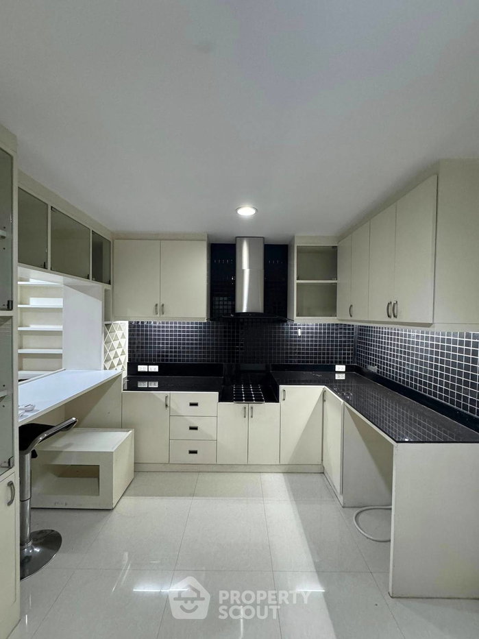 picture 2-BR Condo at Bodin Suite Home Condominium in Phlapphla (ID 2364424) - 1/12
