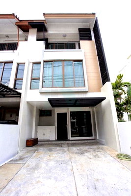 Townhouses for rent Bangkok : For Rent Town house THE PRIVATE SUKHUMVIT-BANGCHAK 3-story 3 bedroom 4 bathroom