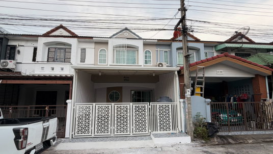 ทาวน์เฮ้าส์ ตกแต่งรีโนเวทใหม่ทั้งหลัง ทำเลดี เดินทางสะดวก หมู่บ้าน เคซี.รามอินทรา3  ถนนหทัยราษฎร์39 คลองสามวา ใกล้ห้าง ตลาด