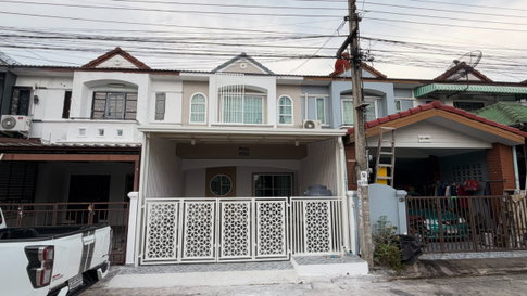 ทาวน์เฮ้าส์ ตกแต่งรีโนเวทใหม่ทั้งหลัง ทำเลดี เดินทางสะดวก หมู่บ้าน เคซี.รามอินทรา3  ถนนหทัยราษฎร์39 คลองสามวา ใกล้ห้าง ตลาด