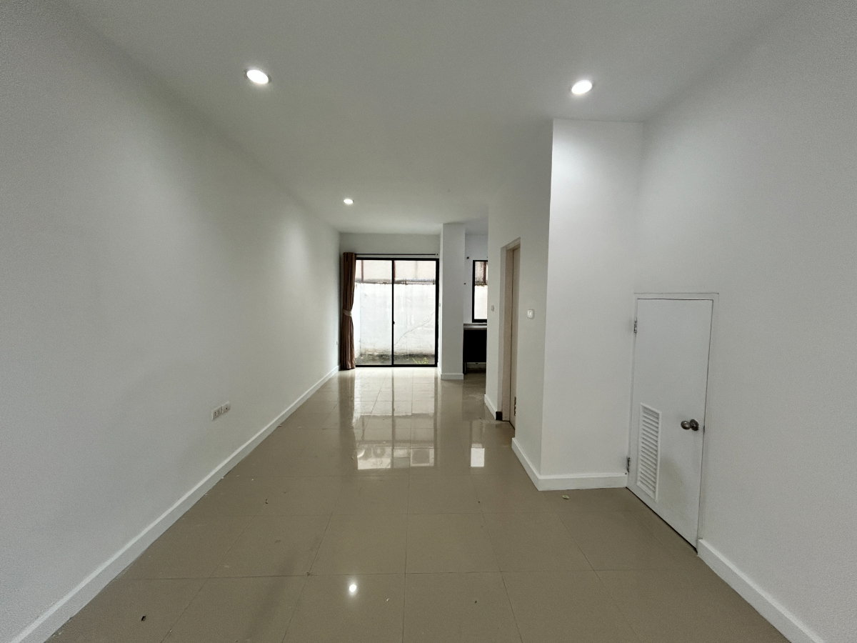 รูป ขายทาวน์โฮม3ชั้น หมู่บ้านซิกเนเจอร์ เพชรเกษม69  3ห้องนอน 3ห้องน้ำ  ราคา 2,890,0000บาท - รูปที่ 4/12