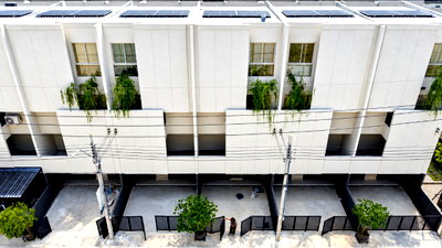 Townhouses for rent : Townhome for rent at Nue Verse Krungthep Kreetha (22 sq. wah), 3 bedrooms, 4 bathrooms, located on the main road.