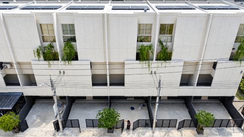 Townhome for rent at Nue Verse Krungthep Kreetha (22 sq. wah), 3 bedrooms, 4 bathrooms, located on the main road.