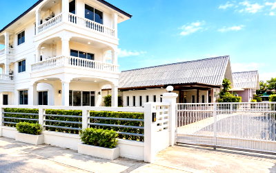 Houses for rent Bangkok : 			Lertlah School Kaset-Nawamin, 505m. 5 Bedrooms 5 Bathrooms 3-Storey Building on Ekkamai Ramintra Exp          