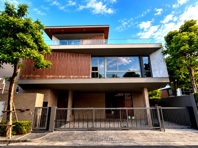 Houses for sale Bangkok : Luxury house for sale at Artale Phatthanakan–Thong Lo (71 sq. wah), 5 bedrooms, 6 bathrooms; located 3.5 km from Thong Lo.