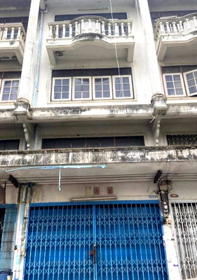 Shophouses for rent Bangkok : 3.5-story commercial building for rent ; located in Soi Rama 2 Soi 51 Rate 9,500 Baht/month. If interested, Line ID: minniemah.