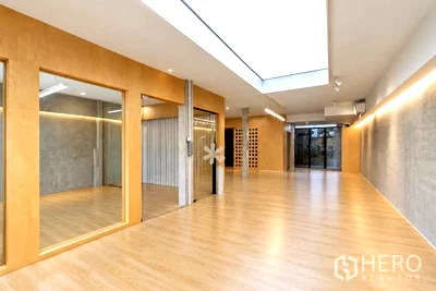Retail spaces for rent Sukhumvit Road : For Rent Retail Space 135 sq.m. in Khlong Toei Nuea, Watthana, Bangkok BTS Phrom Phong