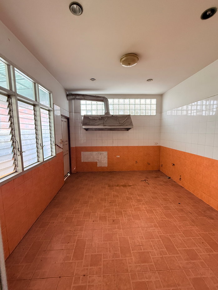 picture FOR SALE: Prime Land with Buildings in Thepharak – 109 Sq. Wah - 10/18
