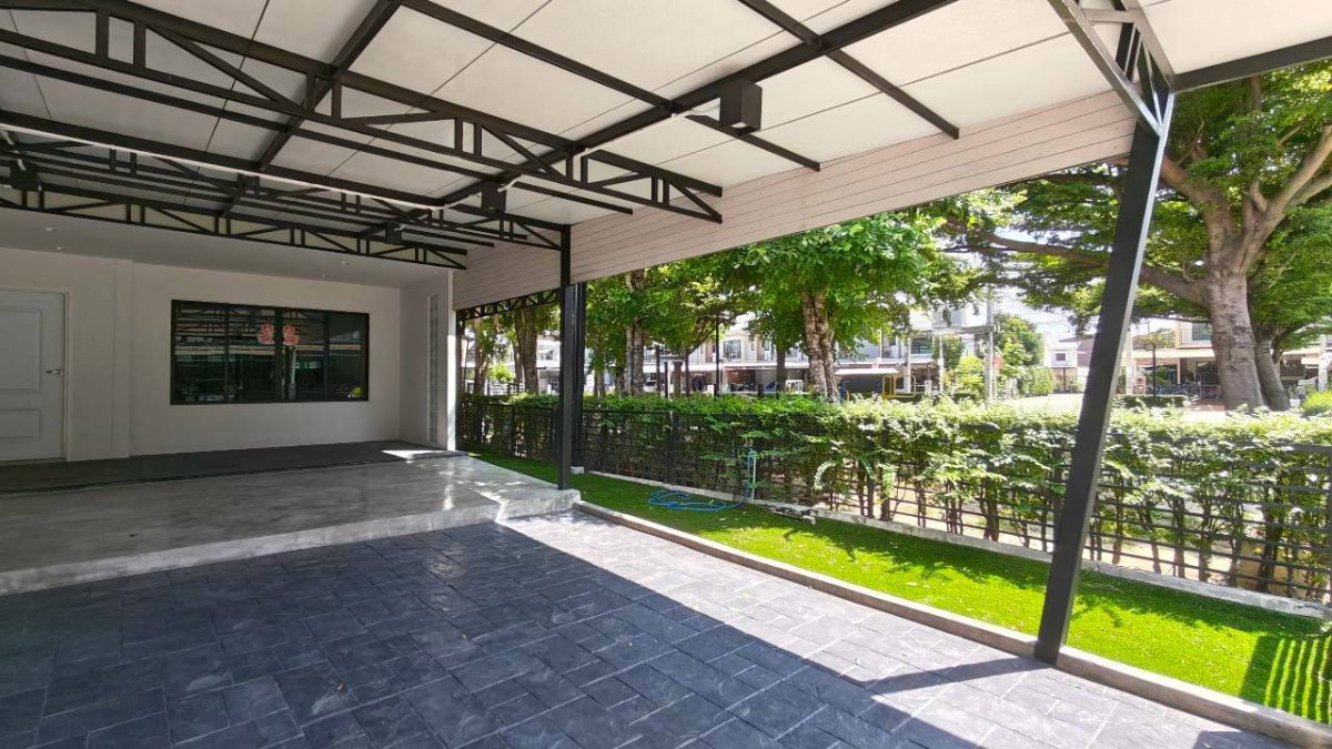 picture Rare Garden-Side Corner Unit! Semi-Detached Feel, Parking for 3 Cars | The Connect 25 Pracha Uthit 27 - 4/38