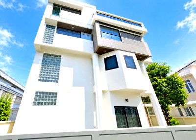 Houses for rent Bangna Commercial College : 			5 Parking Spaces, Pet-Friendly BTS OnNut 800m Luxury House for Rent 4Storeys on Sukhumvit85-95 BangC          