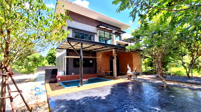 เช่าบ้านเดี่ยว วัดสุวรรณประดิษฐ์ (วัดช่างคำน้อย) : 🏠 House for rent in Hang Dong, 3 km from Kad Farang. 🐶 Small pets allowed. Rent: 59,000 Baht/month Land area: 202 sq. wah | 3 bedrooms, 3 bathrooms.