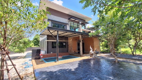 🏠 House for rent in Hang Dong, 3 km from Kad Farang. 🐶 Small pets allowed. Rent: 59,000 Baht/month Land area: 202 sq. wah | 3 bedrooms, 3 bathrooms.